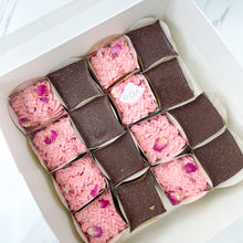 Load image into Gallery viewer, PETIT GÂTEAUX MIX FLAVOURS MOUSSE CUPCAKES
