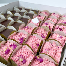 Load image into Gallery viewer, PETIT GÂTEAUX MIX FLAVOURS MOUSSE CUPCAKES
