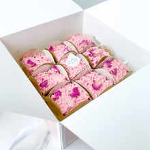 Load image into Gallery viewer, PETIT RASPBERRY GÂTEAUX MOUSSE CUPCAKES
